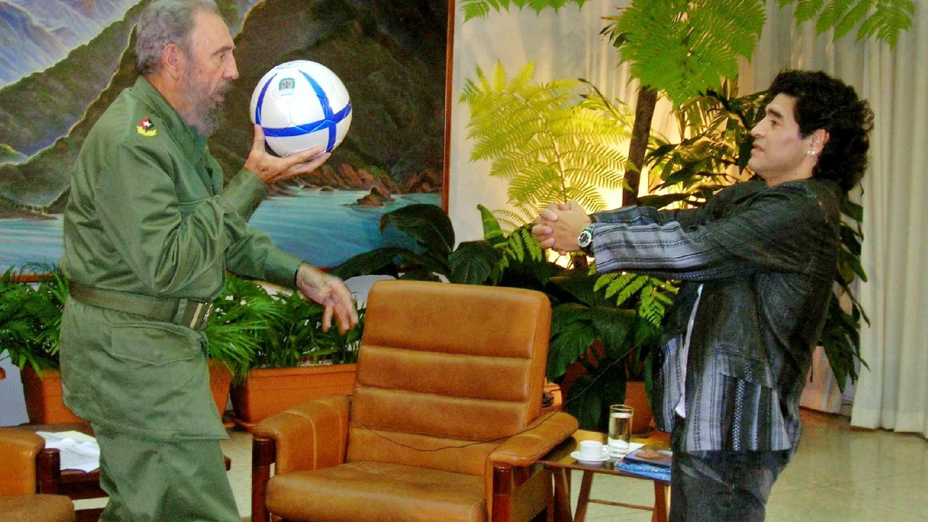 Fotografía de archivo del presidente de Cuba, Fidel Castro (i), con el futbolista Diego Maradona