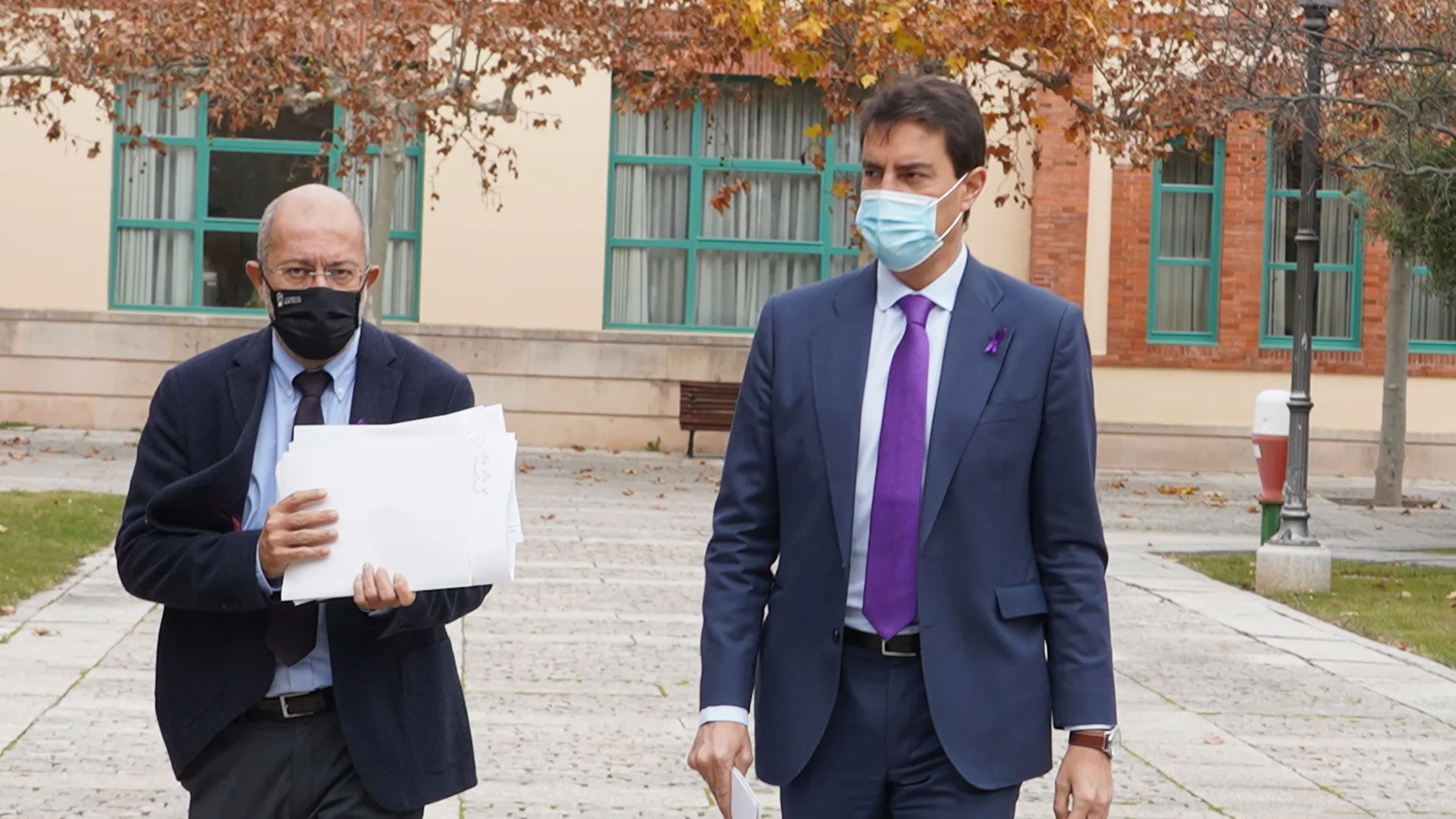 El vicepresidente de la Junta, Francisco Igea, y el consejero de la Presidencia, Ángel Ibáñez, antes de reunirse con los obispos