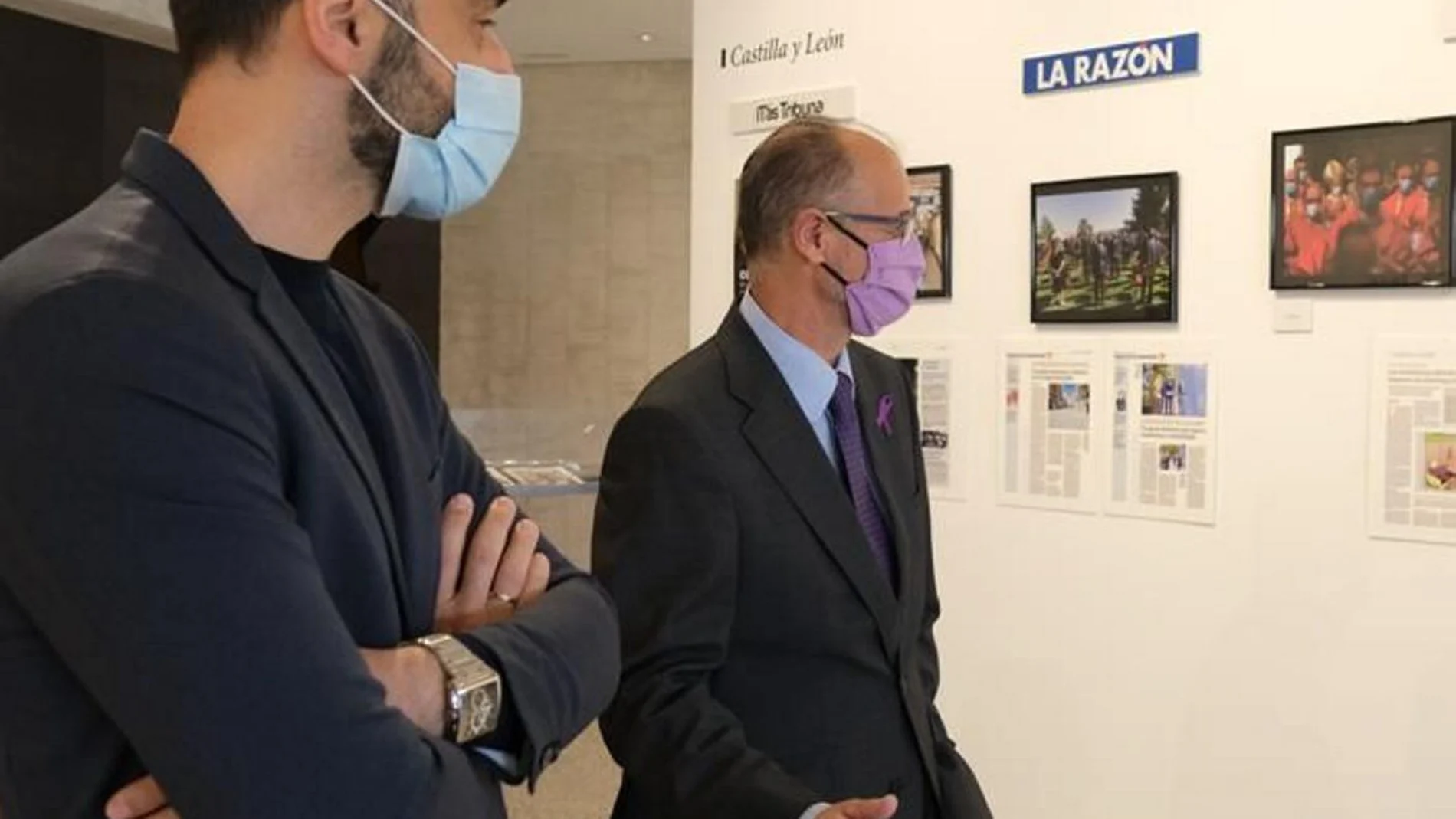 El presidente de las Cortes, Luis Fuentes, durante la visita a la exposición periodística que puede verse en la sede del Parlamento regional