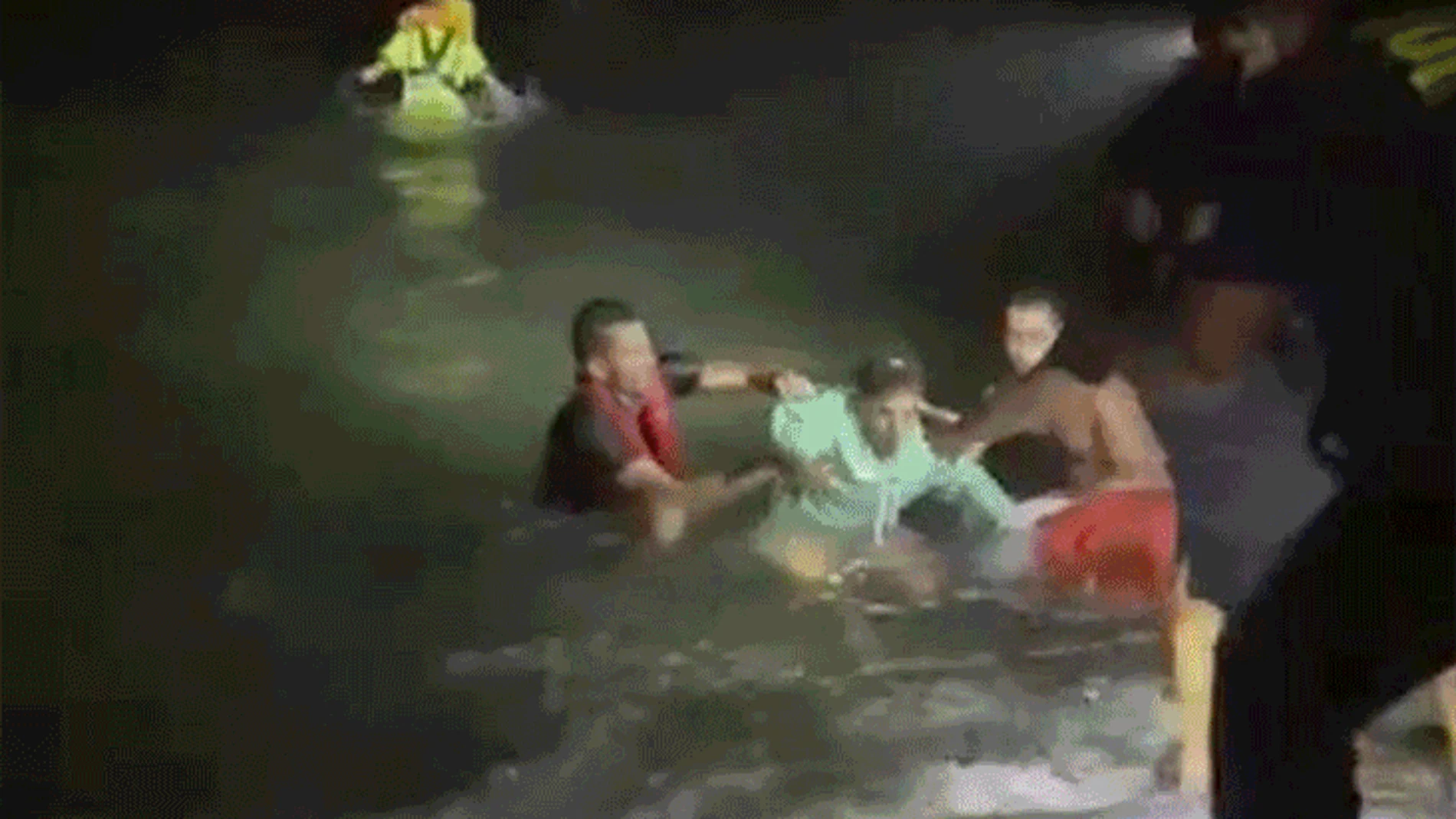 Un total de 27 personas han sido rescatados y se sigue buscando a otros migrantes que hayan podido caer al mar