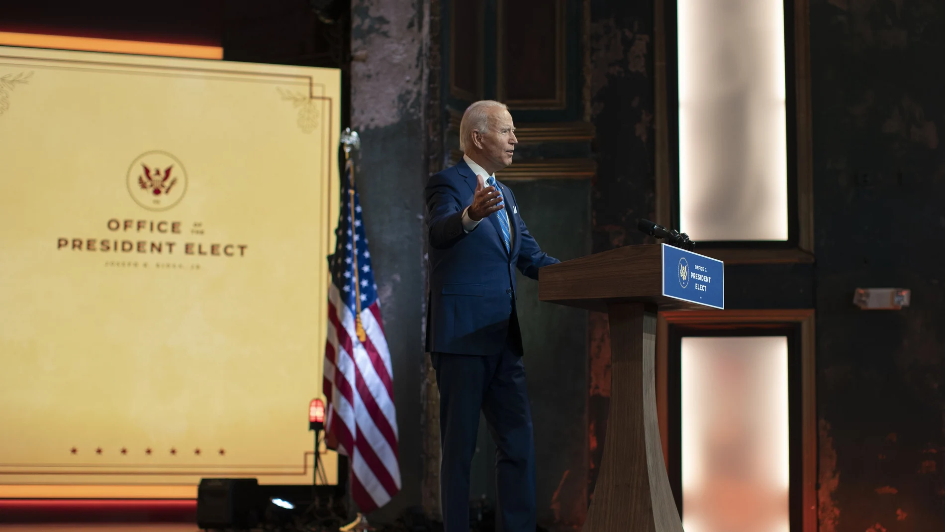 Biden dio un discurso desde el escenario de un teatro vacío, The Queen, en Wilmington (Delaware)