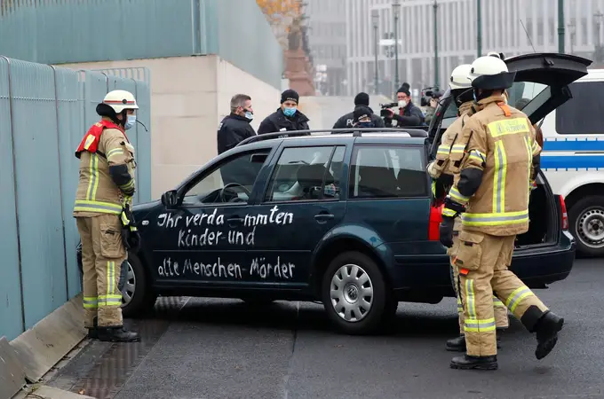 Un coche con pintadas antiglobalización se estrella contra la Cancillería alemana