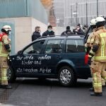 Los bomberos retiran el coche que se ha estrellado contra la Cancillería