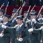 GRA122 BADAJOZ, 06/10/2013.- La Reina Sofía presidió los actos centrales del Día de la Guardia Civil, una parada militar y un desfile con más de 500 agentes y 60 vehículos,
