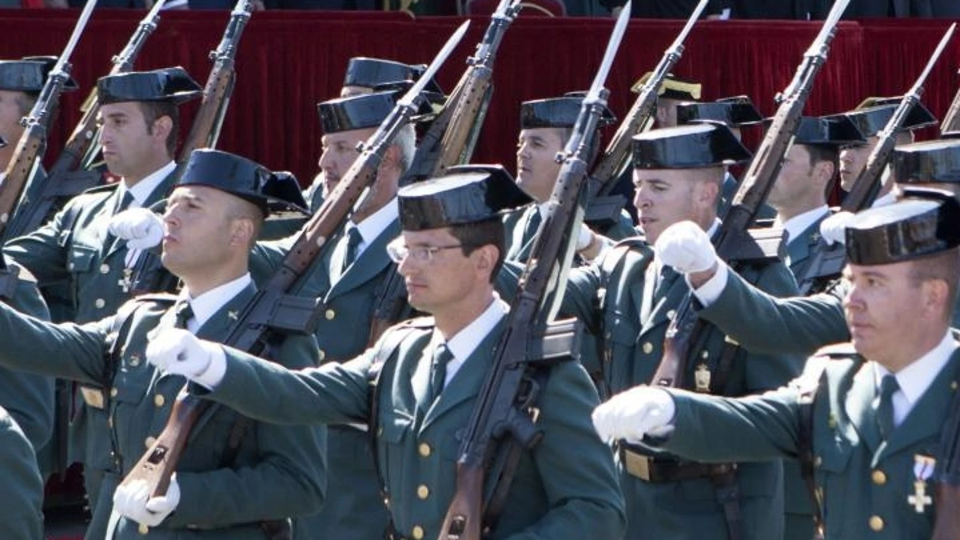 GRA122 BADAJOZ, 06/10/2013.- La Reina Sofía presidió los actos centrales del Día de la Guardia Civil, una parada militar y un desfile con más de 500 agentes y 60 vehículos,