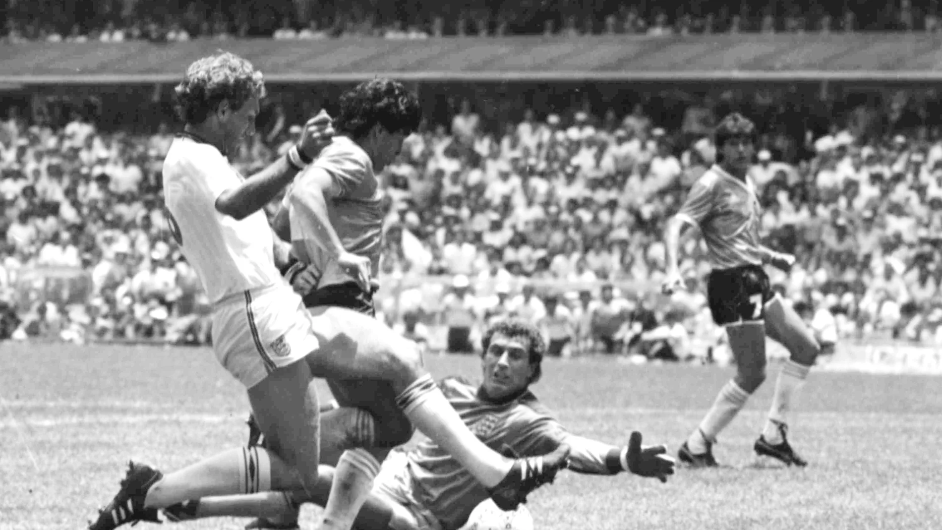 Diego Maradona, en el momento de regatear a Peter Shilton y marcar el mejor gol de la historia, a los ingleses en México 86