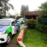 Vehículos de la Policía delante de la casa en la que falleció Diego Maradona.