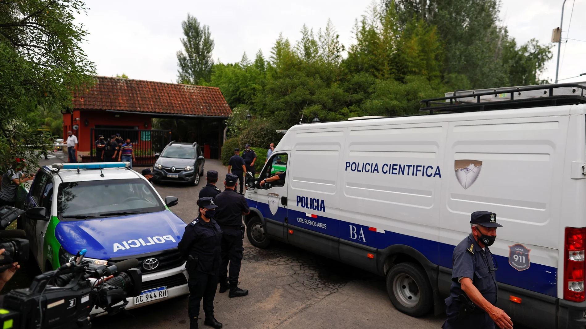 Vehículos de la policía científica, ante la casa de Diego Armando Maradona.