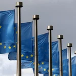 Banderas europeas ondean al viento en al sede de la Comisión Europea en Bruselas