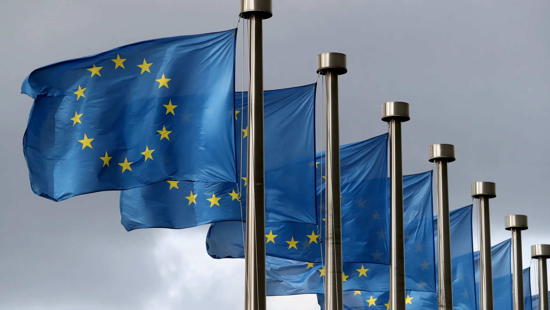 Banderas europeas ondean al viento en al sede de la Comisión Europea en Bruselas