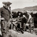 Luis García Berlanga y Alfredo Landa en un momento del rodaje de la película 'La vaquilla'.