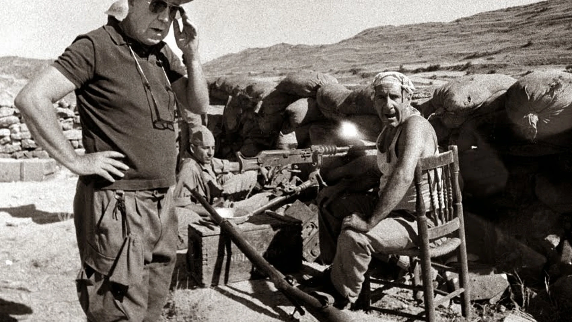 Luis García Berlanga y Alfredo Landa en un momento del rodaje de la película 'La vaquilla'.