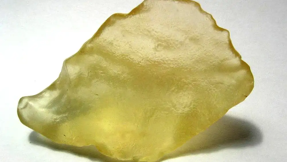 Una muestra de cristal de Libia, un tipo de vidrio natural. Peso y longitud aproximados: 22 gramos y 55 milímetros.