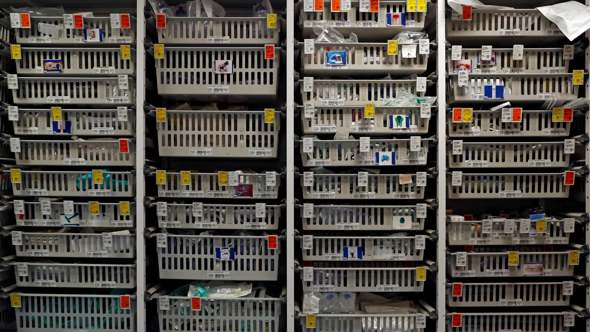 Detalle de uno de los almacenes de medicamentos de la UCI del Hospital Vall d'Hebron de Barcelona
