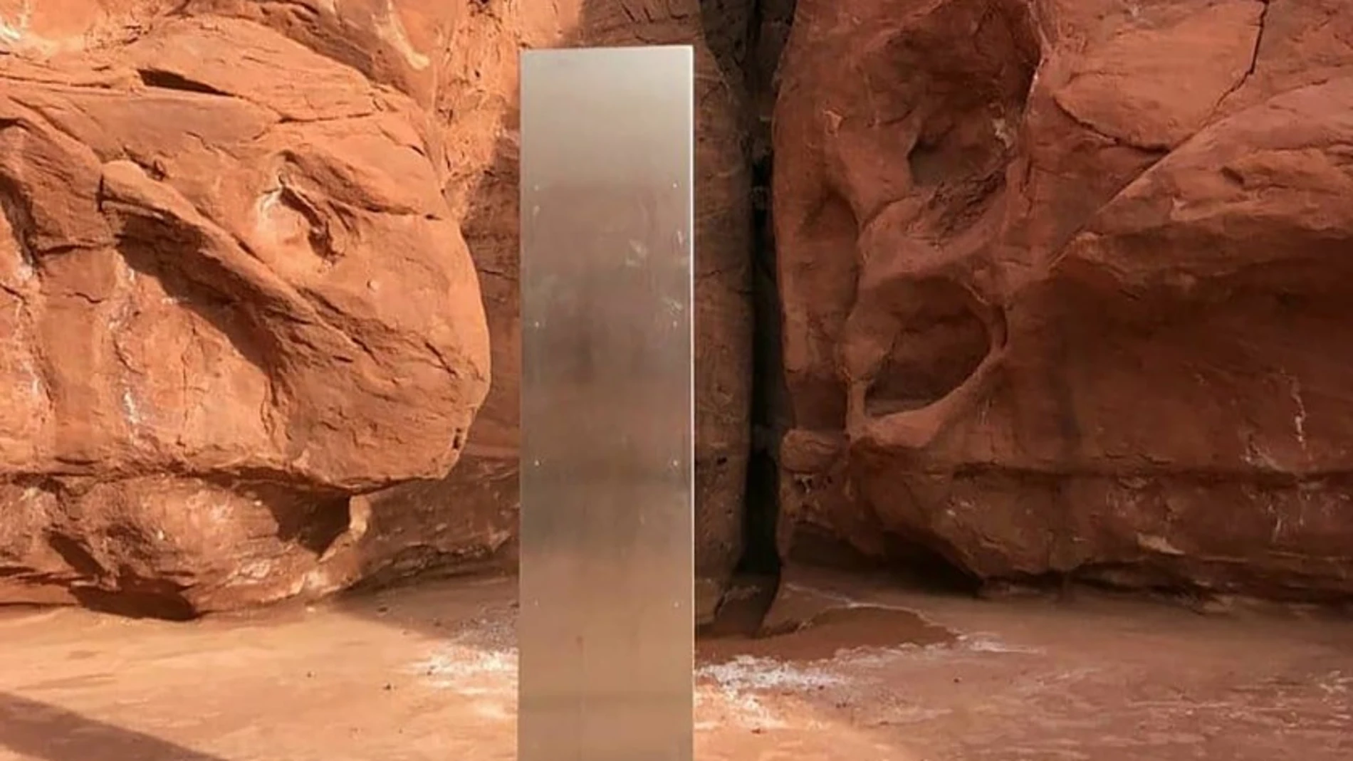 Imagen del monolito incrustado en la piedra en una zona remota del desierto de Utah.