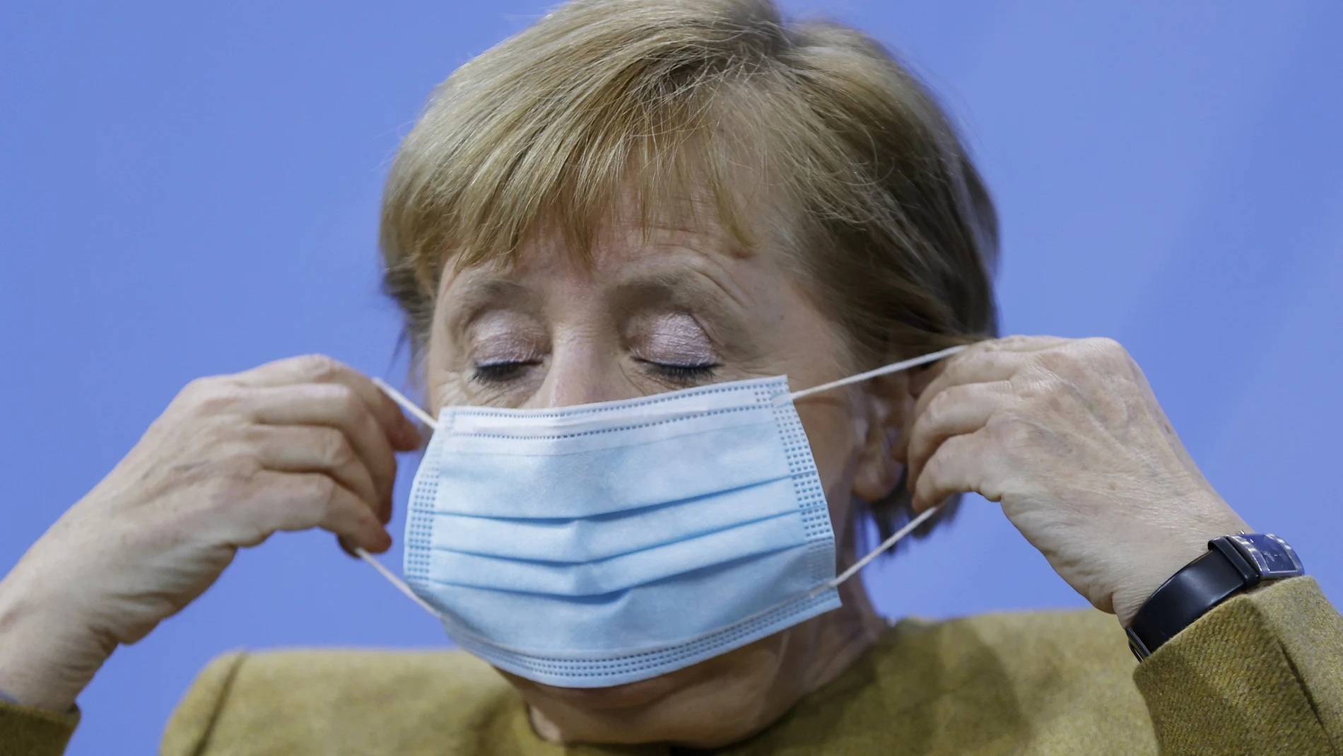La canciller alemana, Angela Merkel, se coloca la mascarilla tras la rueda de prensa de esta noche en Berlín