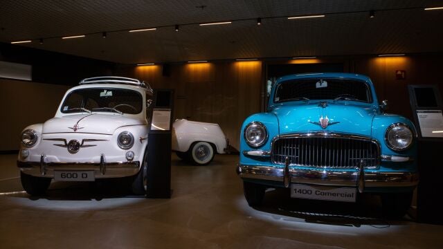 El mítico Seat 600 la polivalente berlina 1.400 el primer coche que fabricó la automovilística barcelonesa en 1953.