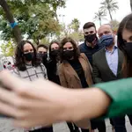 Ayuso y el líder del PP catalán, Alejandro Fernández, en Barcelona junto a un grupo de jóvenes