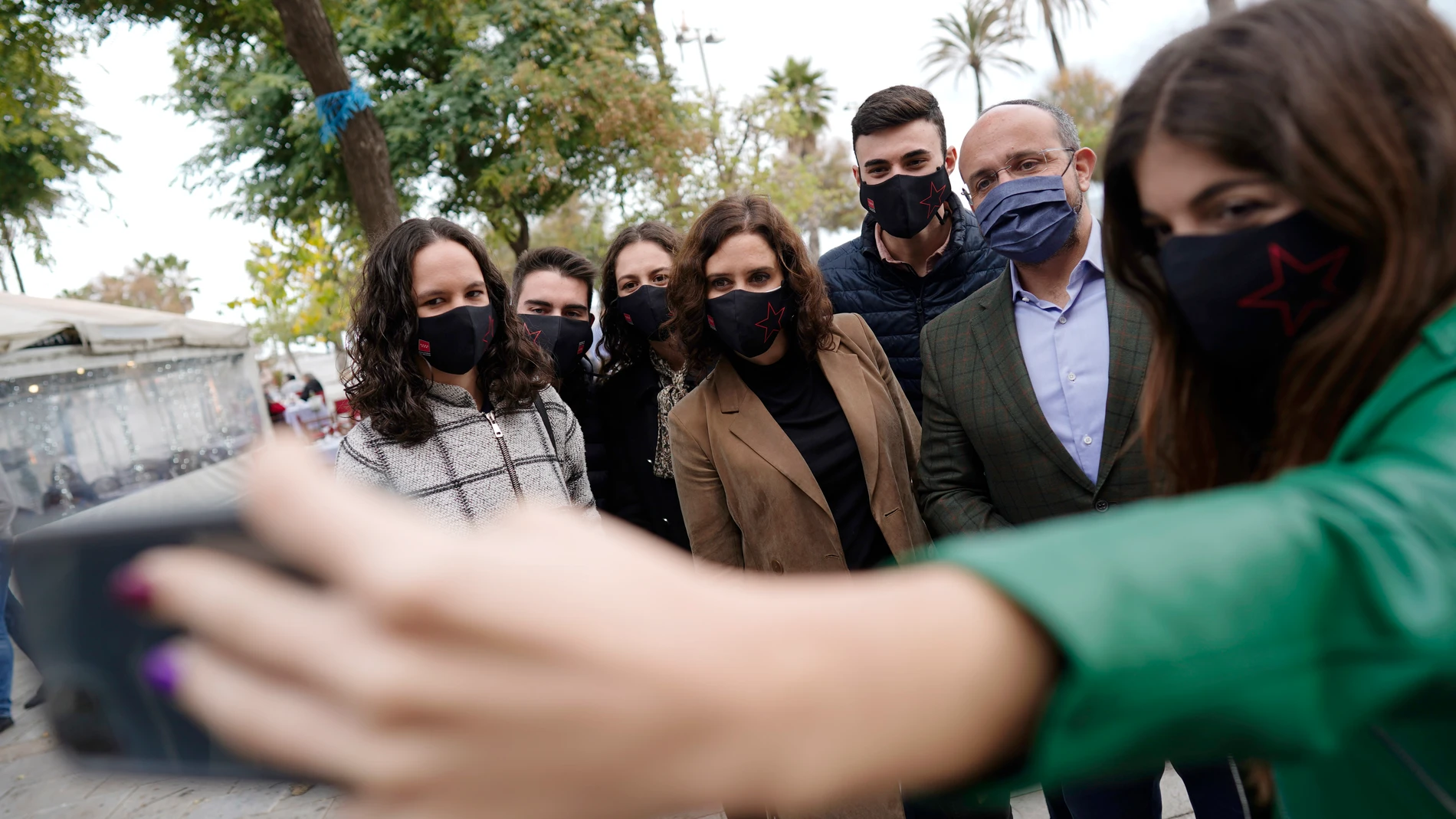 Ayuso y el líder del PP catalán, Alejandro Fernández, en Barcelona junto a un grupo de jóvenes