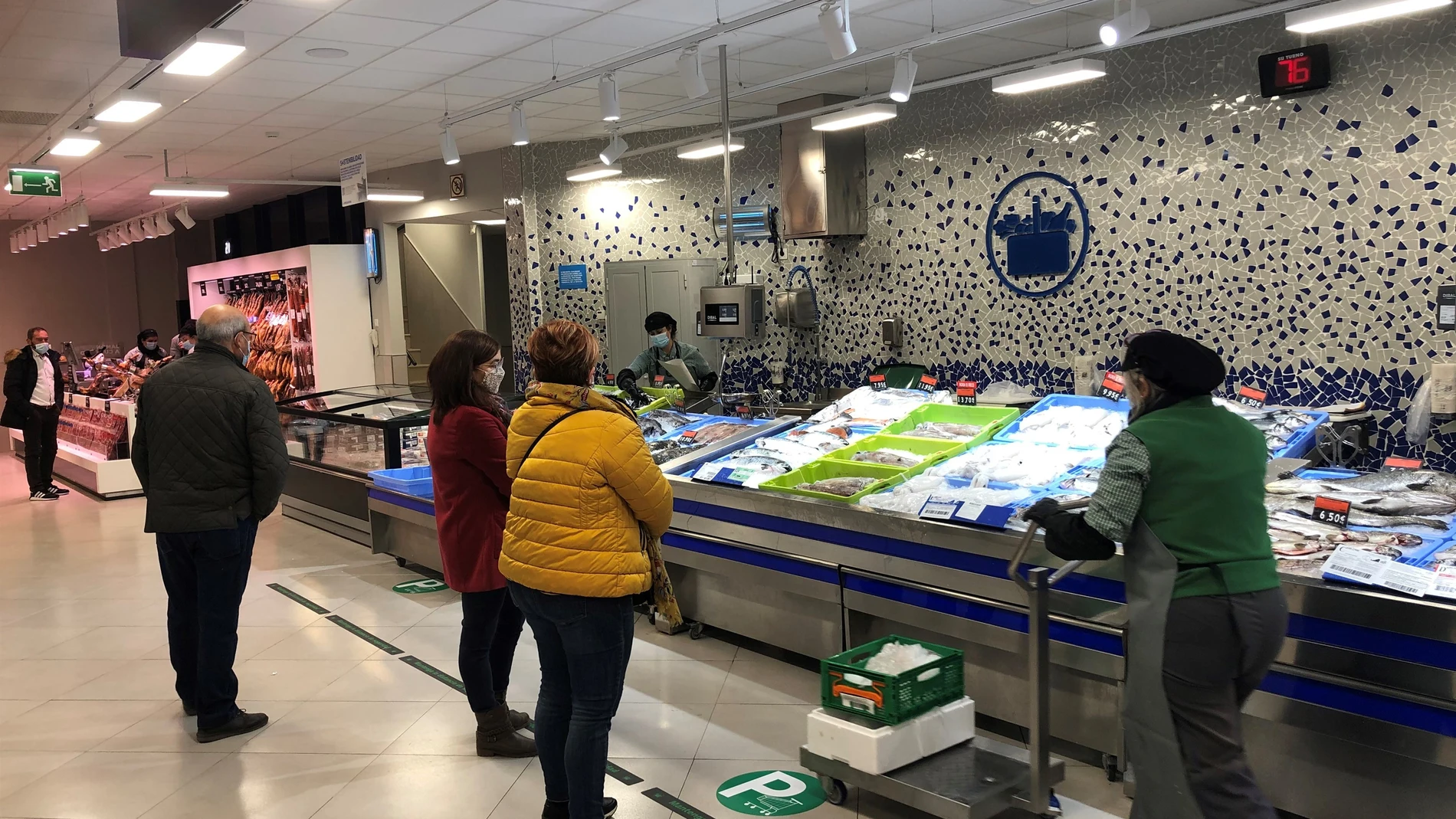 Varios clientes compran en uno de los supermercados de Mercadona
