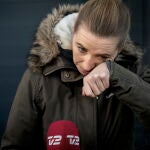La primera ministra danesa, la socialdemócrata Mette Frederiksen, no pudo contener las lágrimas durante una visita a una granja en Kolding el 26 de noviembre de 2021
