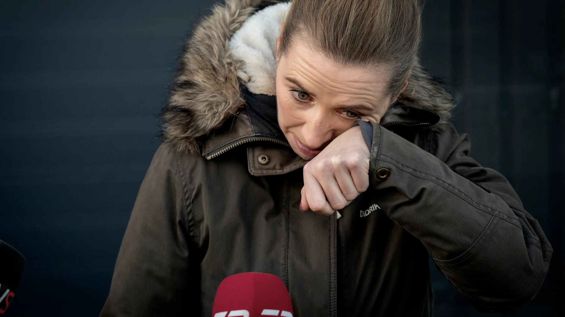 La primera ministra danesa, la socialdemócrata Mette Frederiksen, no pudo contener las lágrimas durante una visita a una granja en Kolding el 26 de noviembre de 2021