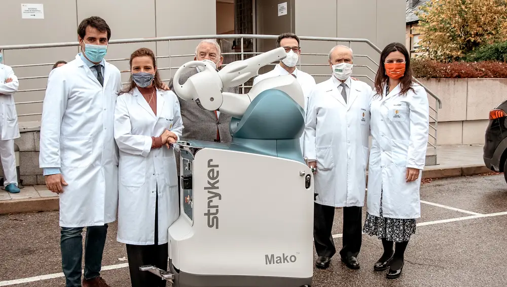 Equipo médico durante el desembarco del robot inteligente en Clínica CEMTRO