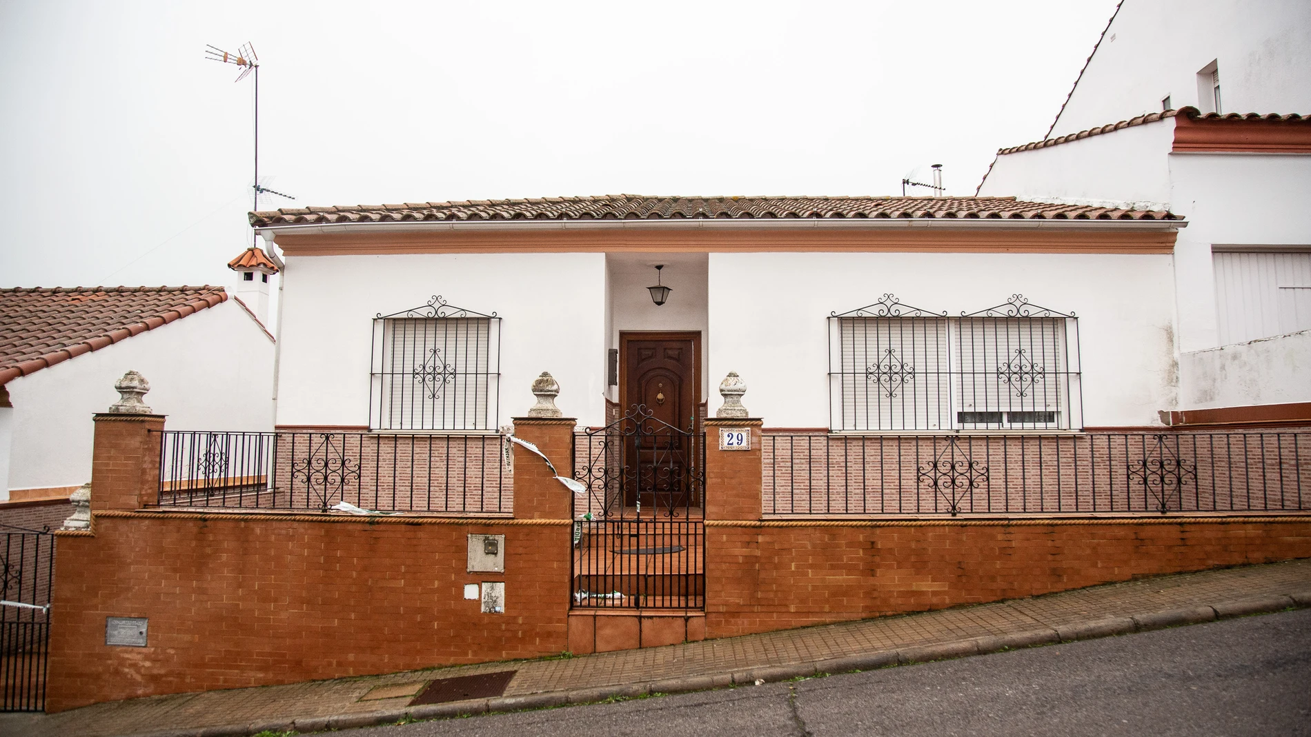 Precinto policial en el domicilio de Eugenio Delgado, autor confeso de la desaparición de Manuel Chavero, horas después de que Agentes de la Unidad Central Operativa (UCO) de la Guardia Civil hayan regresado al inmueble para realizar un nuevo registro, en Monesterio, Badajoz, Exremadura (España), a 26 de noviembre de 2020. Eugenio está ingresado en la prisión de Badajoz desde el pasado mes de octubre después de que fuera detenido por el asesinato de Manuela Chavero, desaparecida en julio de 2016.26 NOVIEMBRE 2020;CRIMEN;ASESINATO;VIOLENCIA DE GÉNEROJAVIER PULPO / Europa Press26/11/2020