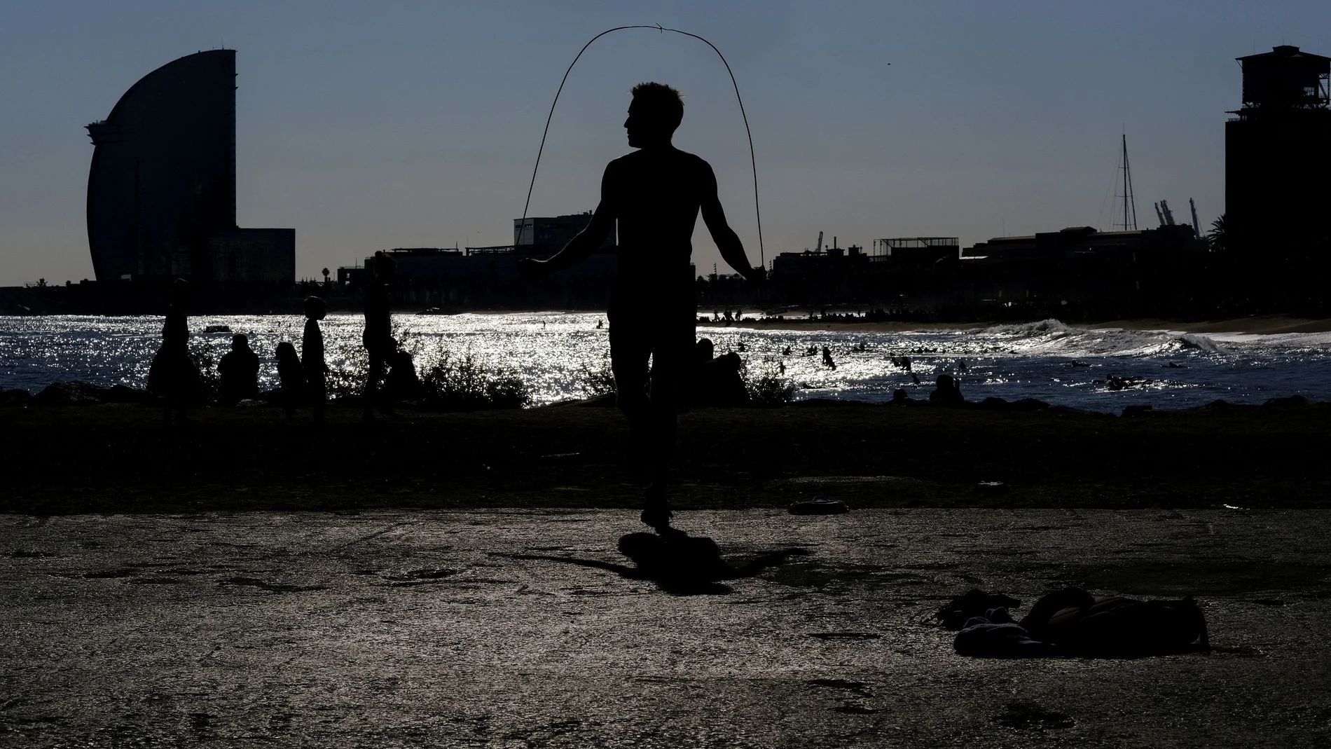 Un hombre practica deporte esta mañana en Barcelona. REUTERS/Nacho Doce/File Photo