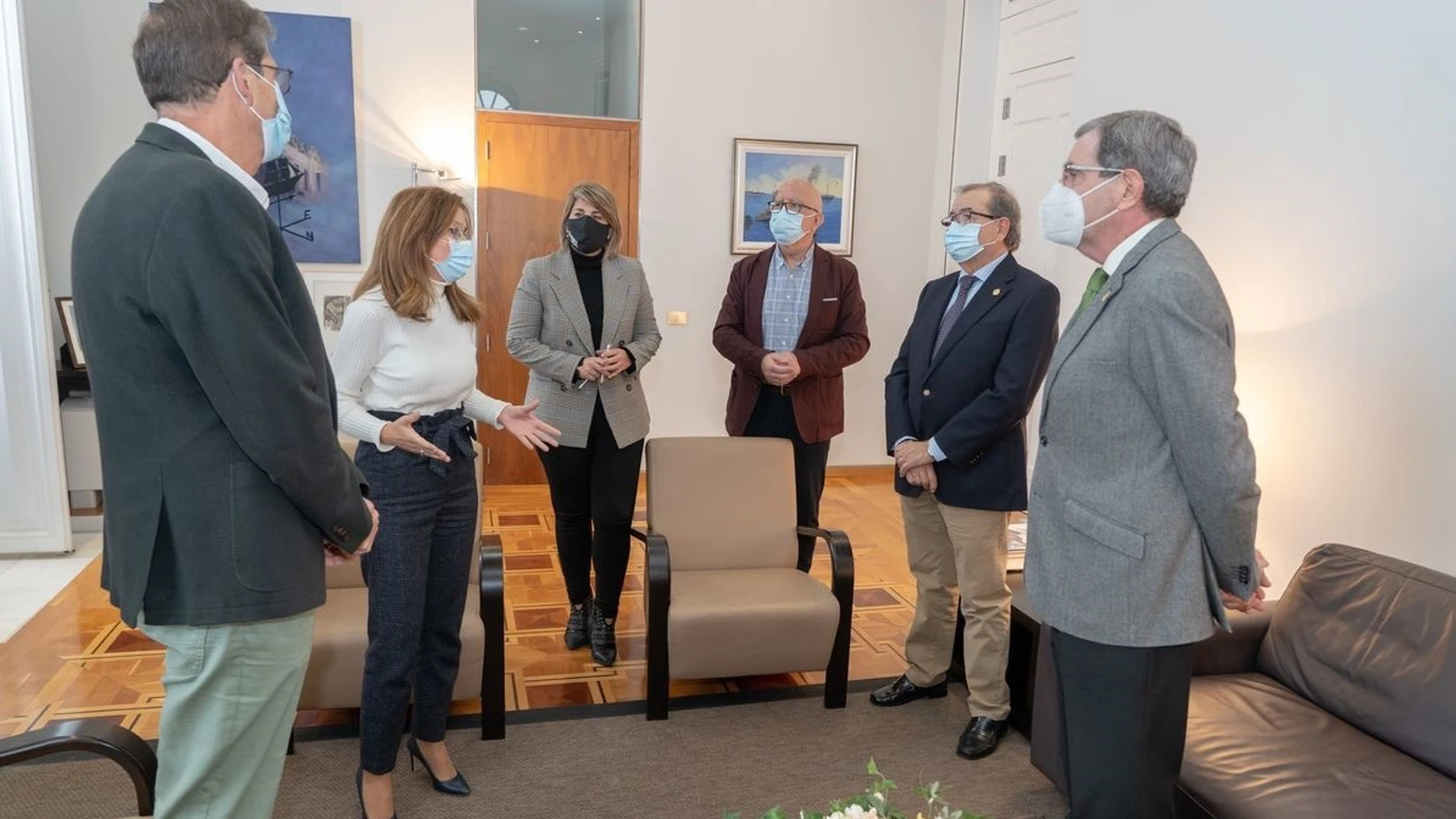 La alcaldesa y la vicealcaldesa de Cartagena, Ana Belén Castejón y Noelia Arroyo, respectivamente, con miembros de las cofradíasAYUNTAMIENTO DE CARTAGENA26/11/2020