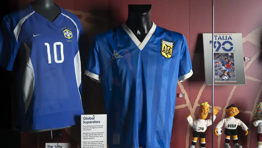 La camiseta que utilizó Maradona contra Inglaterra, exhibida en el Museo Nacional del Fútbol de Manchester.