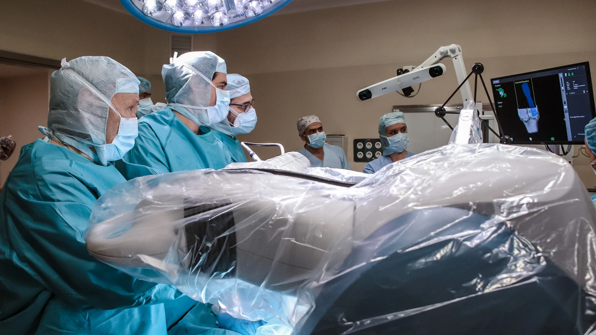 Primeras cirugías con el robot inteligente para prótesis total de rodilla