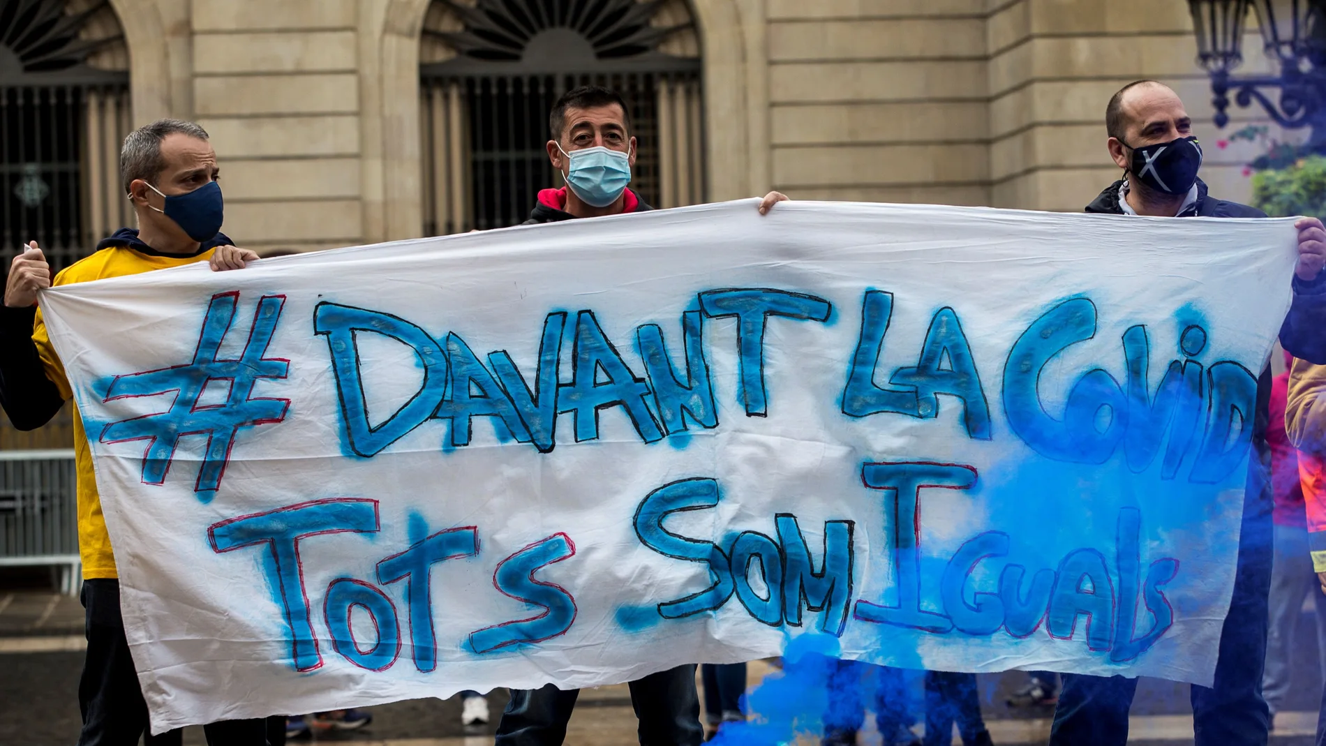 Los trabajadores del transporte sanitario privado de Cataluña se han concentrado este jueves ante el Palau de la Generailtat, tras 50 días de huelga indefinida persiguiendo la equiparación de condiciones laborales con el personal del Sistema de Emergencias Médicas (SEM), para lo que exigen una negociación del Govern con la patronal del sector. EFE/Quique García