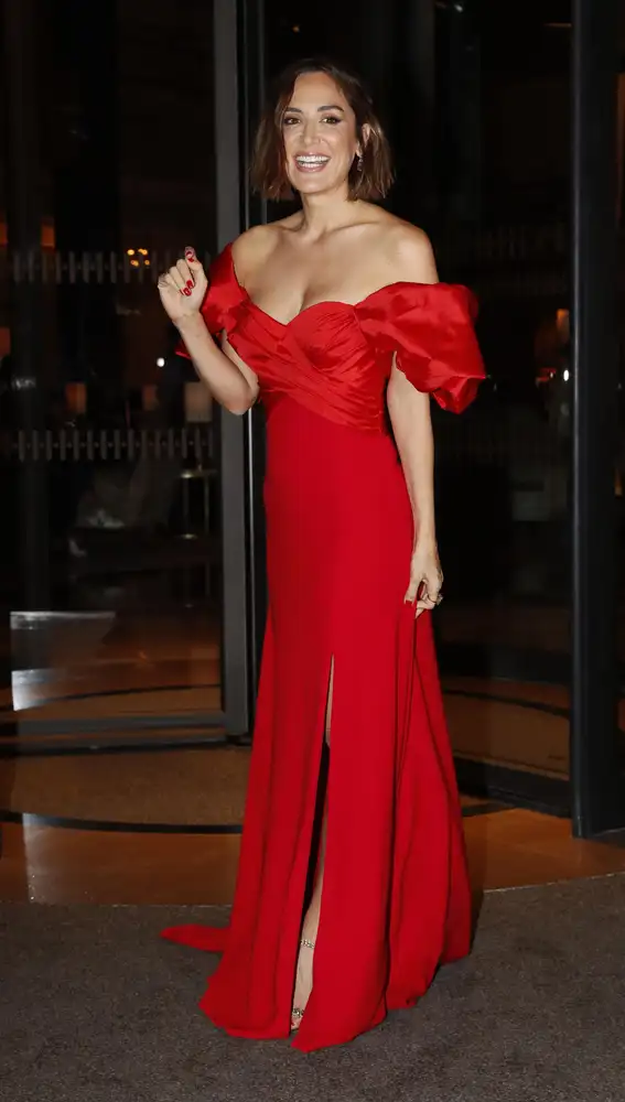 Tamara Falcó derrocha estilo y elegancia por las calles de Madrid con este espectacular vestido rojo de fiesta