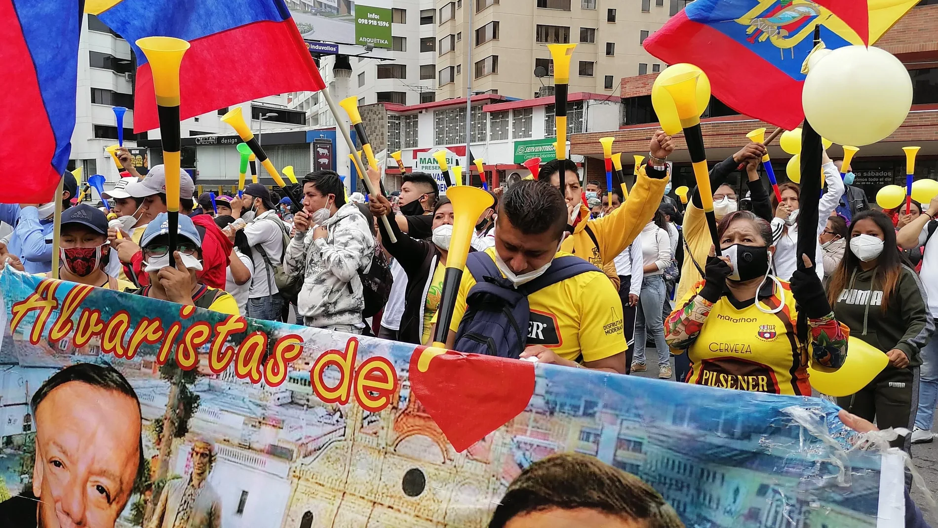 AME1496. QUITO (ECUADOR), 27/11/2020.- Cientos de personas protestan hoy frente a la sede del Consejo Nacional Electoral (CNE), para exigir la inscripción de la candidatura del empresario ecuatoriano Álvaro Noboa, no aceptada por incumplimiento de plazos de registro, en Quito (Ecuador). "Queremos democracia, estamos hartos de los políticos", dijo un manifestante a Efe en medio de fuertes bocinazos, mientras que otros aseguraron que "no se marcharán hasta que sea aceptada la candidatura". Dueño de una de las mayores fortunas del país, Noboa se ha presentado candidato a la presidencia en cinco ocasiones desde 1998. EFE/ Elías L Benarroch