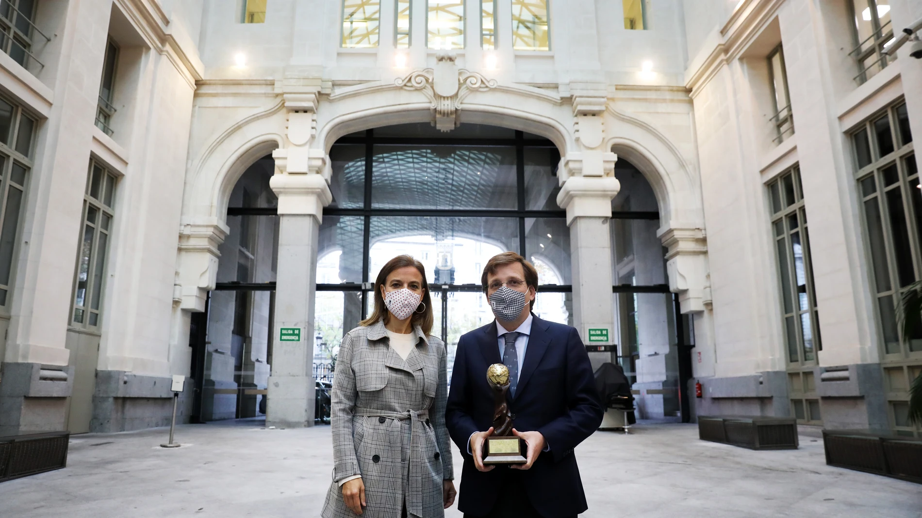 La delegada de Turismo, Almudena Maíllo, posa junto a Martínez-Almeida con el galardón