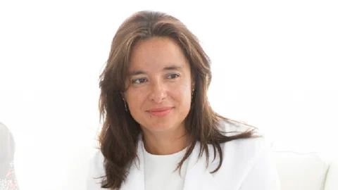 La matrona Sara Cañamero aboga por recuperar el protagonismo de su profesión en la atención de partos.