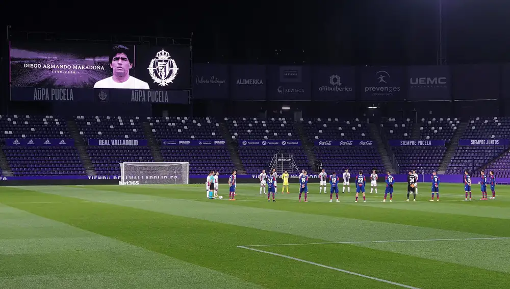 Los jugadores del Levante y del Real Valladolid guardan un minuto de silencio en memoria de Diego Armando Maradona antes del partido de LaLiga Santander que se disputa este viernes en el estadio José Zorrilla.EFE/ R.García