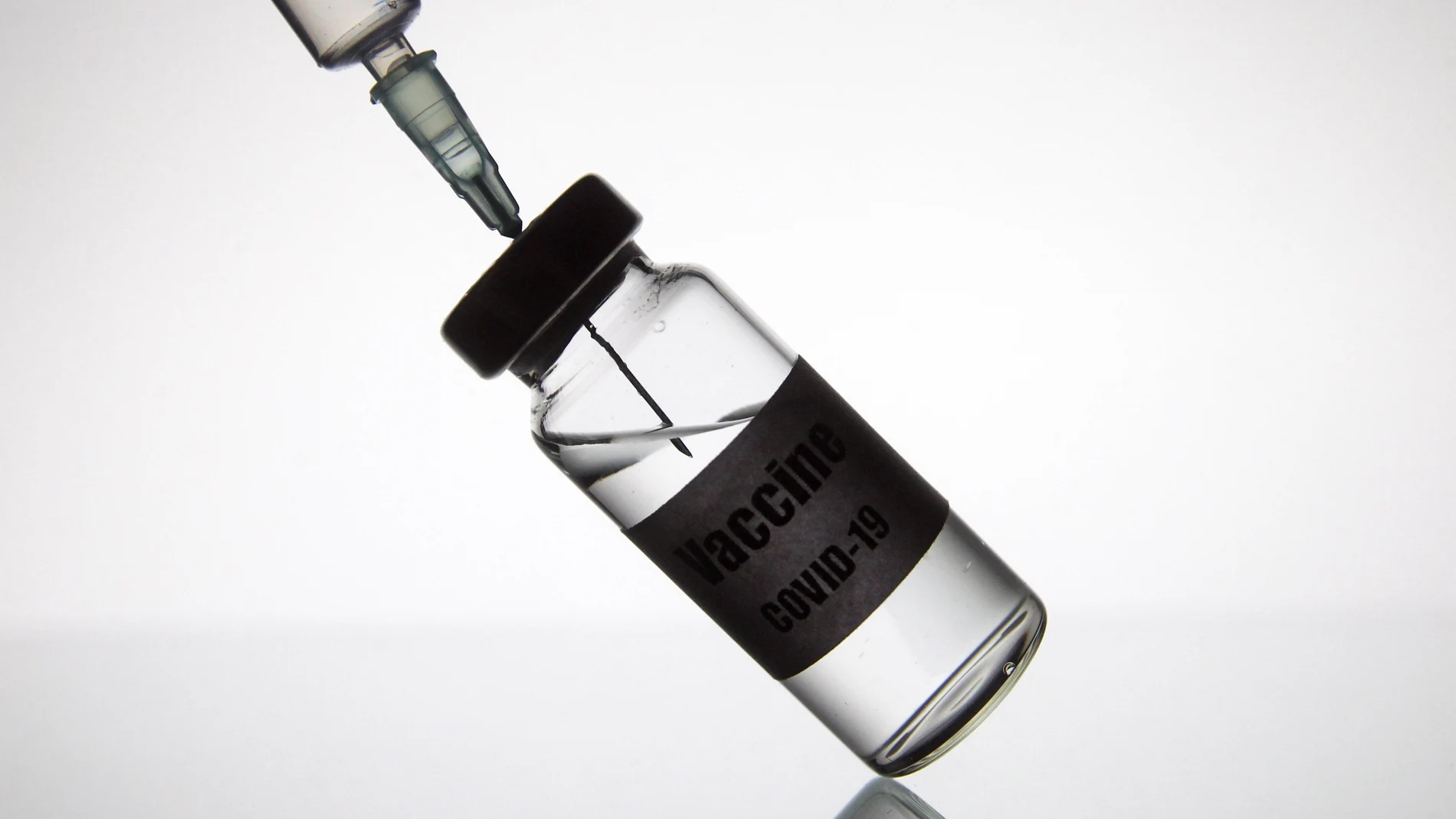 21 November 2020, Ukraine, ---: A medical syringe and an a vial written on it coronavirus (COVID-19) vaccine are pictured. Pharmaceutical giant AstraZeneca and the University of Oxford on Monday said that interim clinical trial data suggests its Covid-19 vaccine is, on average, 70.4-per-cent effective when combining figures from two dosing regimens. Photo: Pavlo Gonchar/SOPA Images via ZUMA Wire/dpa Pavlo Gonchar/SOPA Images via ZU / DPA 21/11/2020 ONLY FOR USE IN SPAIN
