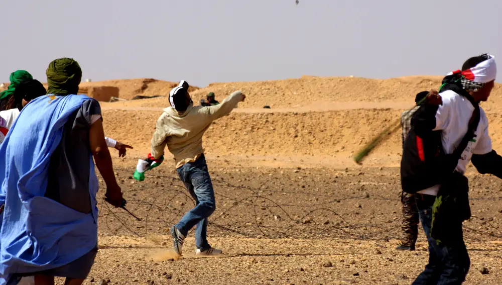 Saharauis lanza piedra a los soldados marroquíes del muro