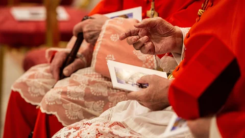Los trece nuevos elegidos deberán recoger su birreta, su anillo y la bula que les acredita como cardenales.