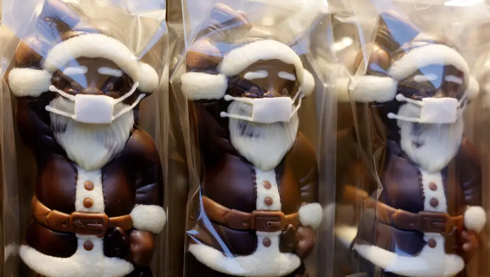 Imagen de unos Santa Claus con mascarilla de chocolate que están a la venta en una pastelería de Fráncfort, Alemania | EFE/ Ronald Wittek