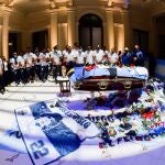 26 November 2020, Argentina, Buenos Aires: Players of the football club Gimnasia y Esgrima, which was managed by Diego Maradona, bid farewell to the late football star in the government palace. Photo: Presidencia argentina/telam/dpa26/11/2020 ONLY FOR USE IN SPAIN