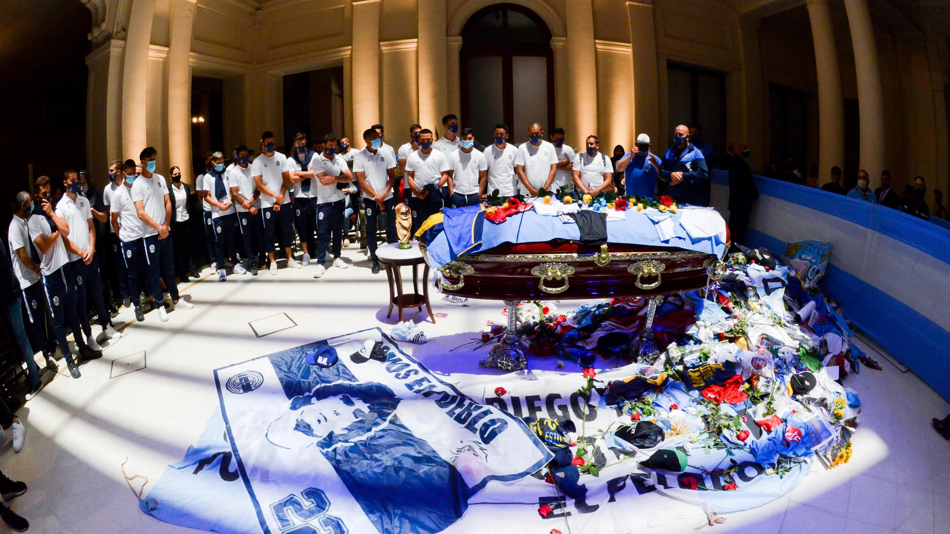 26 November 2020, Argentina, Buenos Aires: Players of the football club Gimnasia y Esgrima, which was managed by Diego Maradona, bid farewell to the late football star in the government palace. Photo: Presidencia argentina/telam/dpa26/11/2020 ONLY FOR USE IN SPAIN