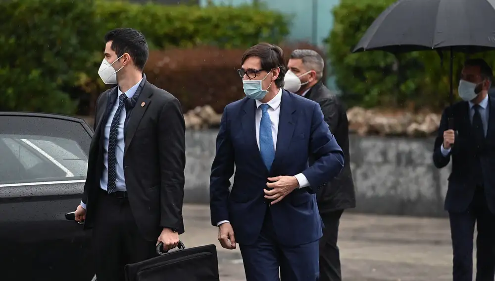 MADRID, 27/11/2020.- El ministro de Sanidad, Salvador Illa, en su visita este viernes junto al presidente Pedro Sánchez, la Unidad Central de Investigación Clínica y Ensayos Clínicos del Hospital de La Paz, en Madrid. EFE/Fernando Villar