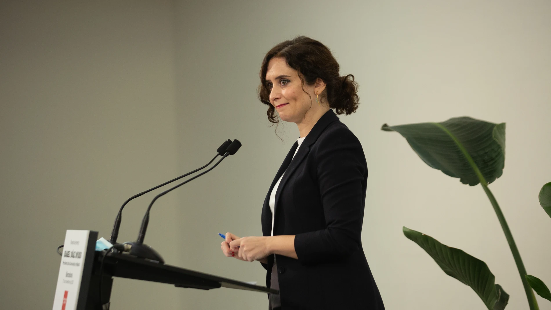 La presidenta de la Comunidad de Madrid, Isabel Díaz Ayuso, interviene en una rueda de prensa convocada en Barcelona, Catalunya, (España), a 27 de noviembre de 2020.