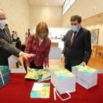 El presidente de las Cortes de Castilla y León, Luis Fuentes, el consejero de Economía y Hacienda, Carlos Fernández Carriedo, y la directora general de Presupuestos, Maribel Campos, registran el proyecto de ley de Presupuestos Generales de la Comunidad para 2021 en el Parlamento autonómico