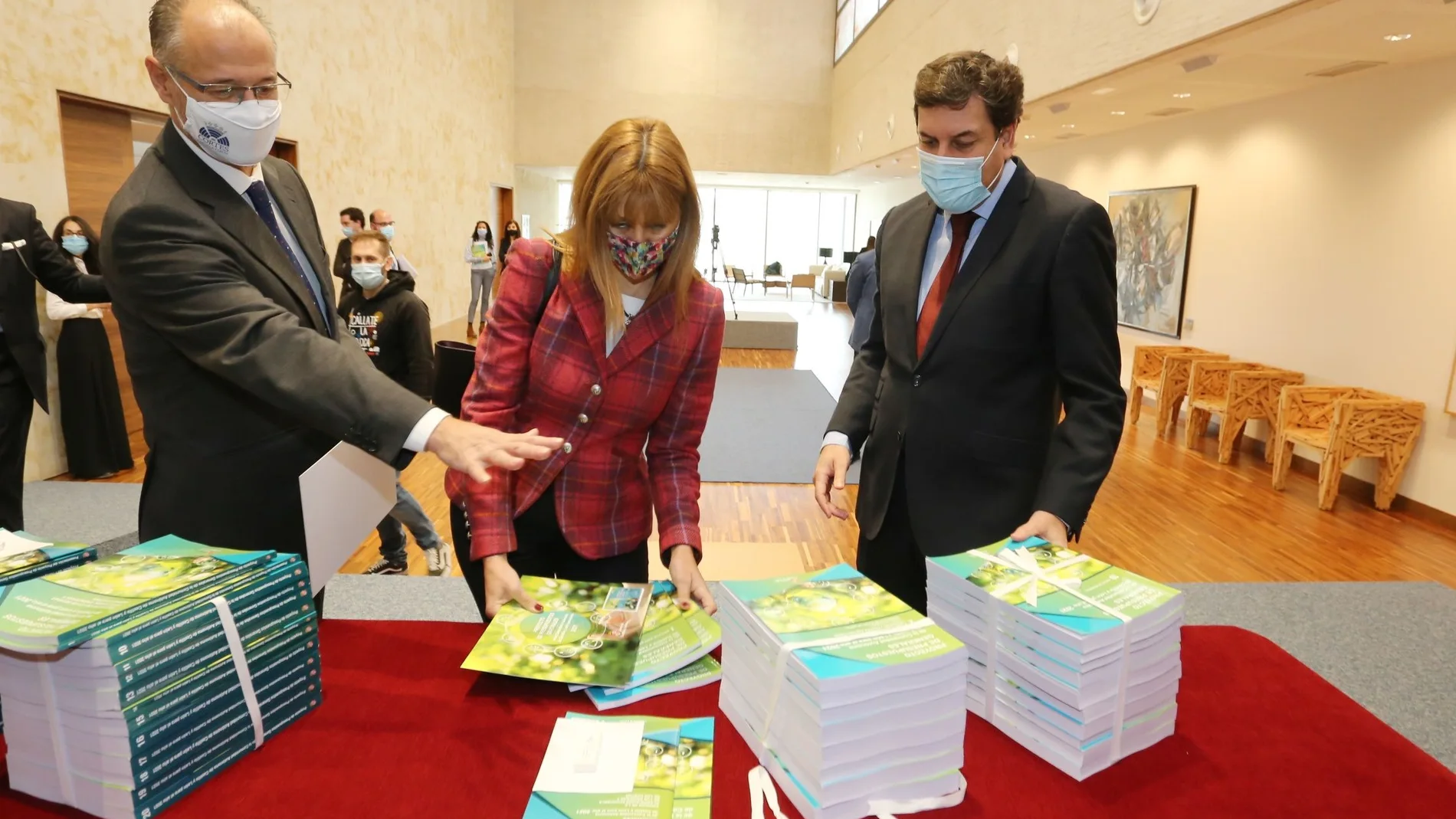 El presidente de las Cortes de Castilla y León, Luis Fuentes, el consejero de Economía y Hacienda, Carlos Fernández Carriedo, y la directora general de Presupuestos, Maribel Campos, registran el proyecto de ley de Presupuestos Generales de la Comunidad para 2021 en el Parlamento autonómico