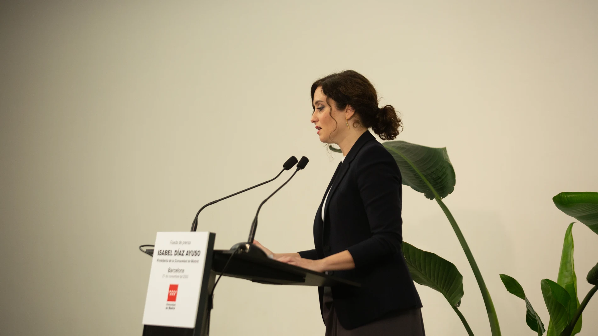 La presidenta de la Comunidad de Madrid, Isabel Díaz Ayuso, interviene en una rueda de prensa convocada en Barcelona