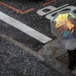 Una persona se protege del granizo con un paraguas este viernes en la ciudad de Valéncia. Las provincias de Castellón y Valencia están este viernes en alerta naranja por precipitaciones de intensidad muy fuerte y con tormenta, que podrían acumular 40 litros por metro cuadrado en una hora, mientras que la provincia de Alicante está en nivel amarillo por precipitaciones acumuladas en doce horas de 60 litros por metro cuadrado y de 30 litros por metro cuadrado en una hora